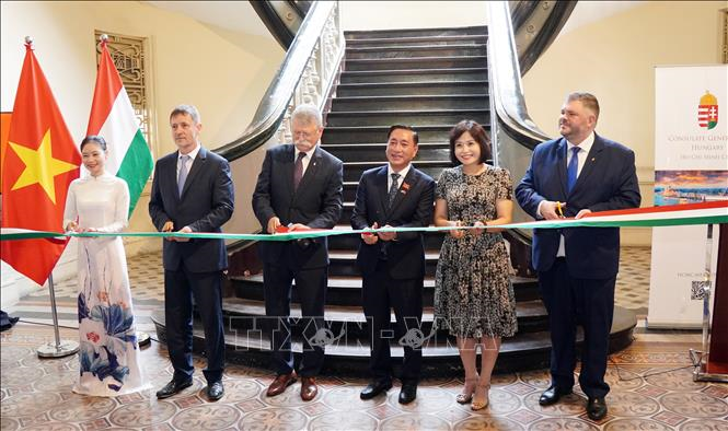 Chủ tịch Quốc hội Hungary dự triển lãm ảnh về Thành phố Hồ Chí Minh đầu thế kỷ XX